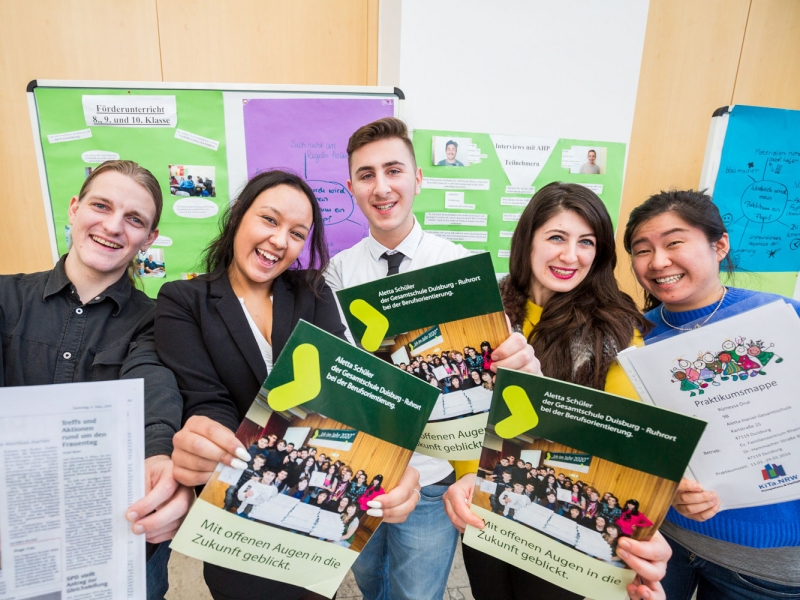 educational opportunities – empowering Duisburg A group of pupil show their Haniel Foundation-Programs